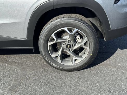 Used 2025 Chevrolet Trax LT w/ Driver Confidence Package FWD image 32