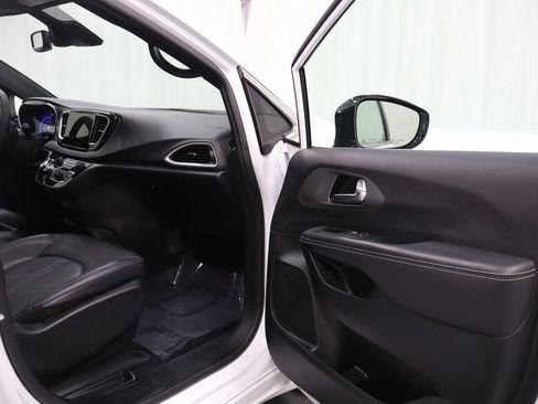 Used 2025 Chrysler Pacifica Select FWD image 15