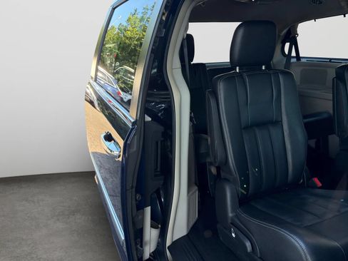 Used 2016 Chrysler Town & Country Touring w/ Driver Convenience Group FWD image 18