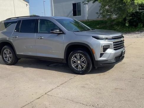 Used 2026 Chevrolet Traverse LT w/ Driver Confidence Package FWD image 2