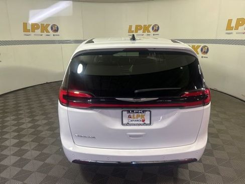 Used 2024 Chrysler Pacifica Touring-L FWD image 7