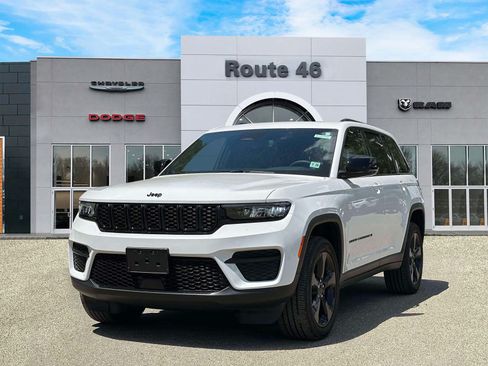 Used 2023 Jeep Grand Cherokee Altitude AWD/4WD image 2