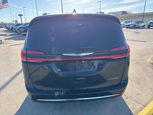 Used 2023 Chrysler Pacifica Limited w/ Uconnect Theater Family Group image 9