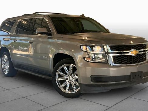 Used 2017 Chevrolet Suburban LT RWD image 2