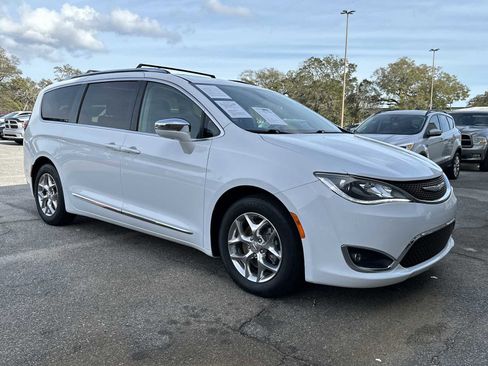 Used 2018 Chrysler Pacifica Limited image 2