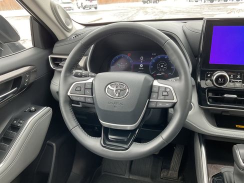Used 2024 Toyota Highlander Limited image 20