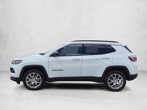 Used 2024 Jeep Compass Latitude AWD/4WD image 8