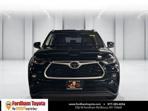 Used 2023 Toyota Highlander XLE AWD/4WD image 2