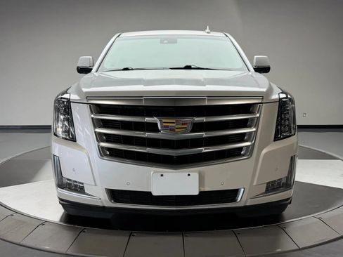 Used 2016 Cadillac Escalade ESV Luxury RWD image 3