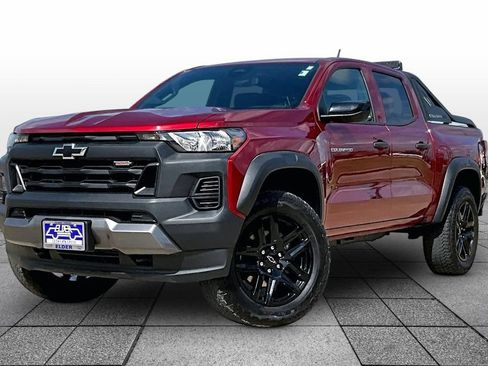 Used 2025 Chevrolet Colorado Trail Boss w/ Midnight Edition AWD/4WD image 2