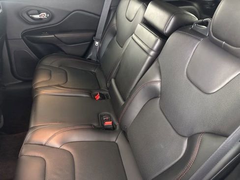 Used 2019 Jeep Cherokee Trailhawk AWD/4WD image 28