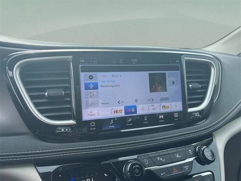 Used 2023 Chrysler Pacifica Touring-L image 22