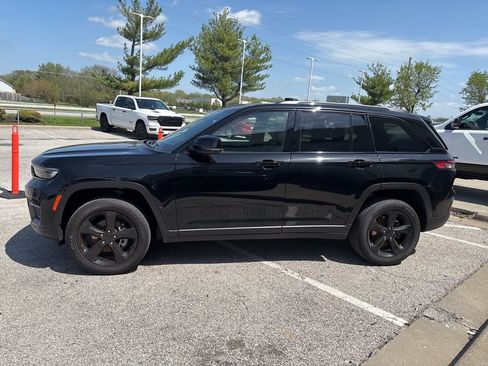 New 2025 Jeep Grand Cherokee Altitude AWD/4WD image 16