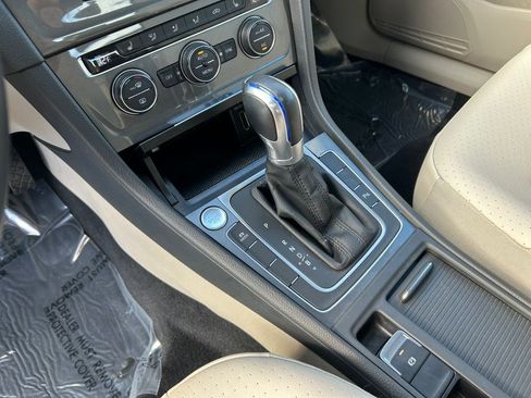 Used 2015 Volkswagen e-Golf SEL Premium image 29