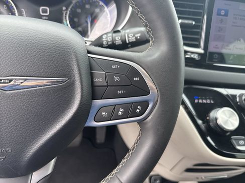Used 2024 Chrysler Pacifica Touring-L FWD image 15