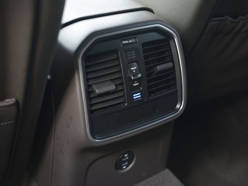 Certified 2021 Porsche Macan AWD/4WD image 33