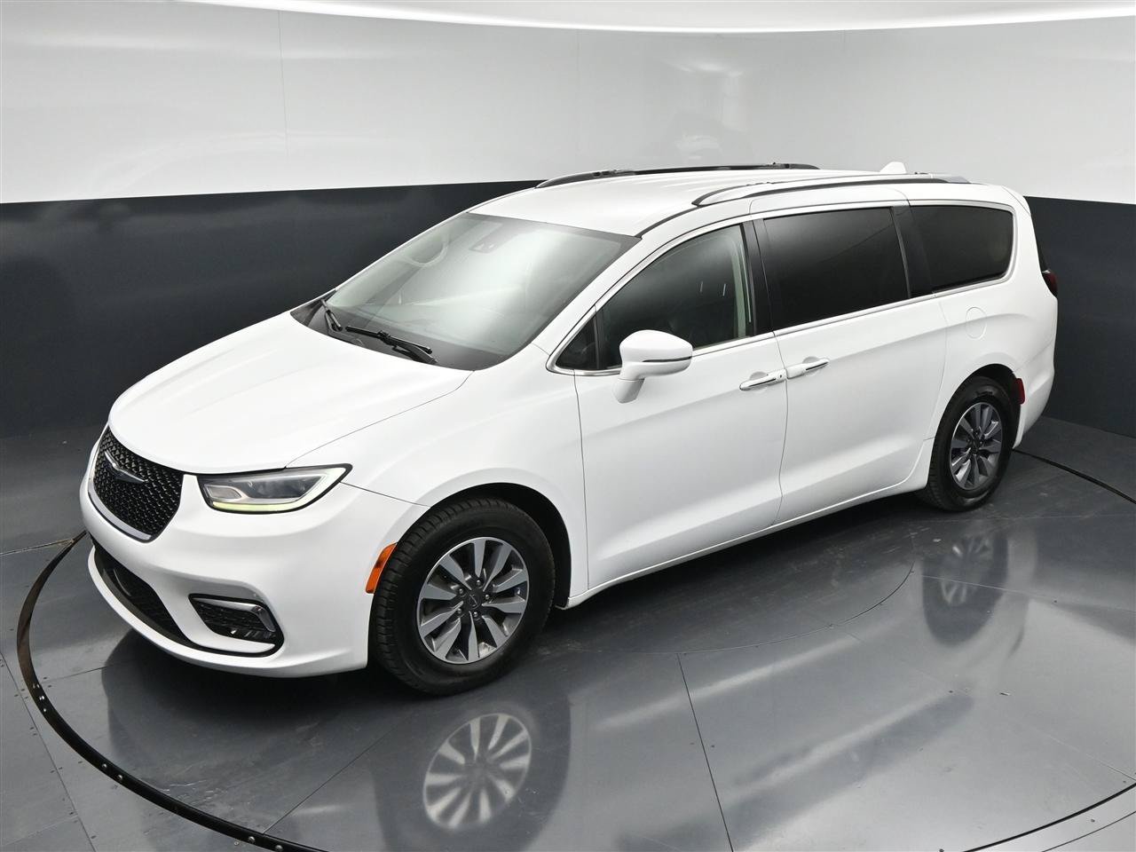 Used 2021 Chrysler Pacifica Touring-L FWD image 9