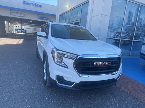 Used 2022 GMC Terrain SLE w/ Driver Convenience Package image 2