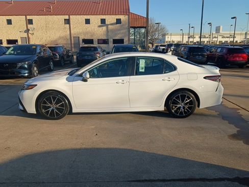 Used 2024 Toyota Camry SE image 4