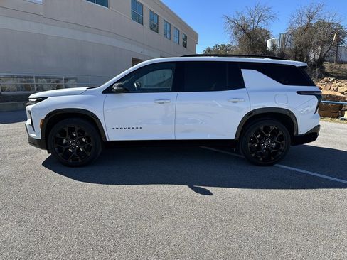 Used 2024 Chevrolet Traverse RS image 2