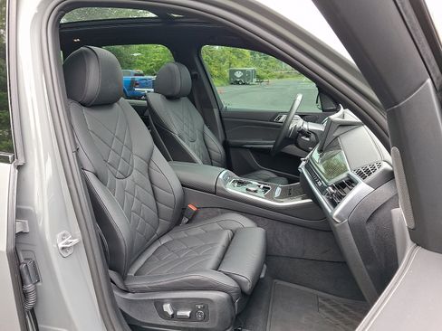 Used 2025 BMW X5 xDrive40i w/ M Sport Package AWD/4WD image 3