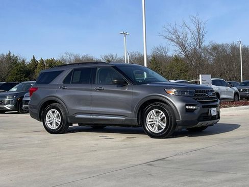 Used 2022 Ford Explorer XLT w/ Equipment Group 202A image 6