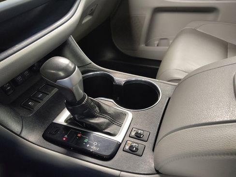 Used 2019 Toyota Highlander XLE FWD image 26