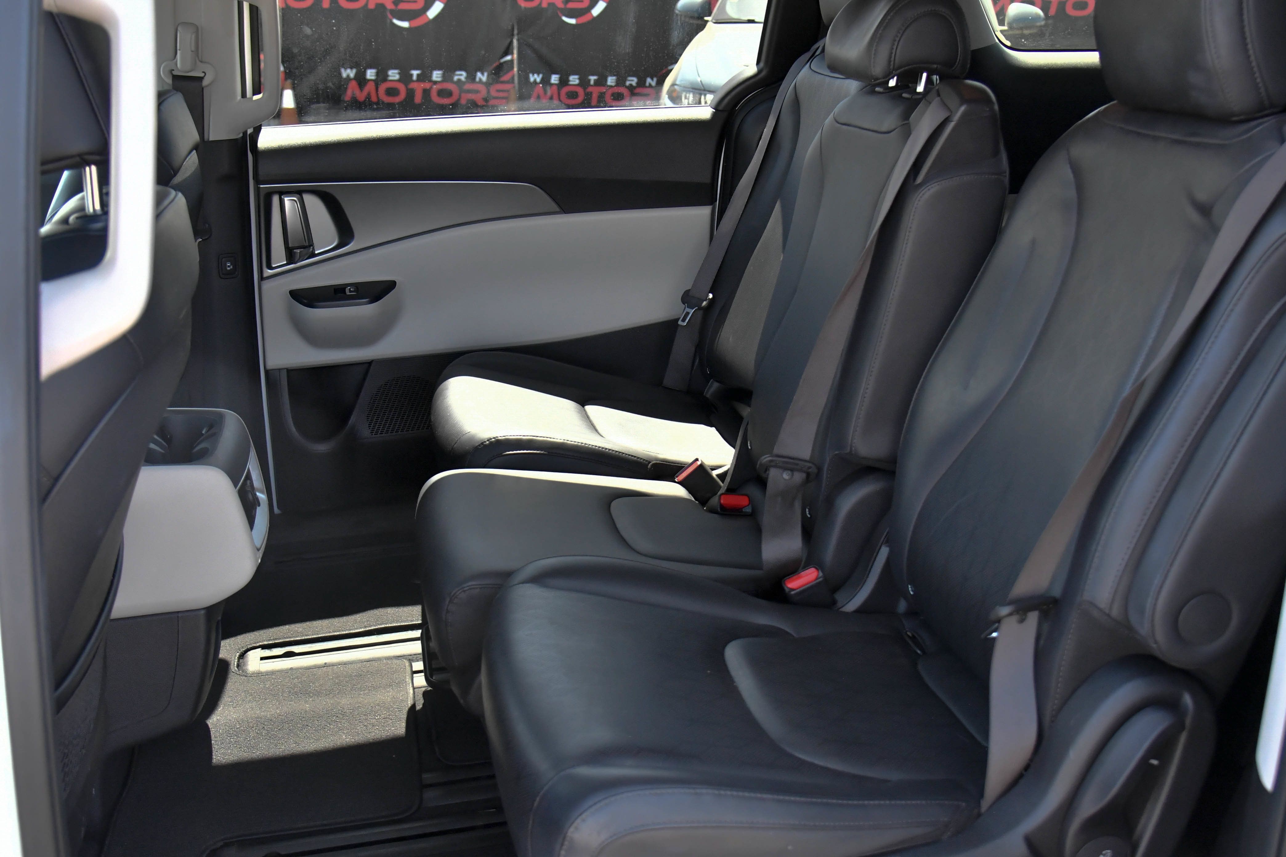 Used 2023 Kia Carnival LX FWD image 37