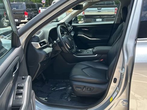 Used 2022 Toyota Highlander XLE FWD image 12