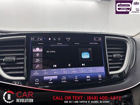 Used 2023 Chrysler Pacifica Touring-L FWD image 27