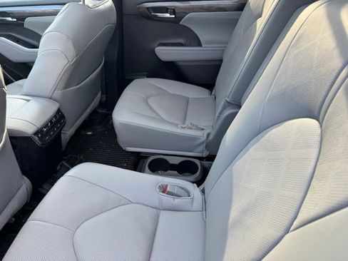Used 2024 Toyota Highlander Platinum image 7