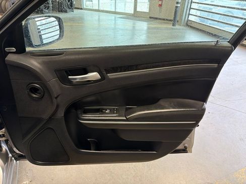 Used 2018 Chrysler 300 Limited AWD/4WD image 34