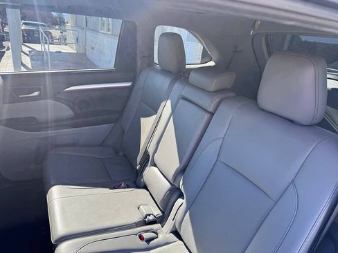 Used 2019 Toyota Highlander XLE FWD image 20