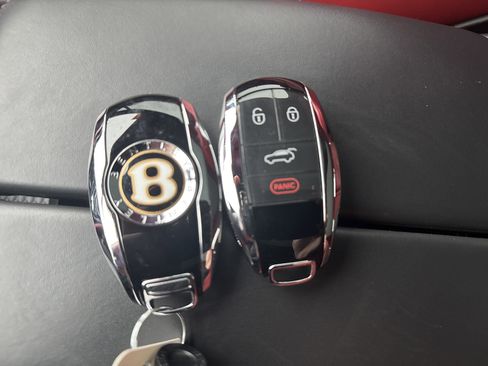 Used 2020 Bentley Bentayga image 30