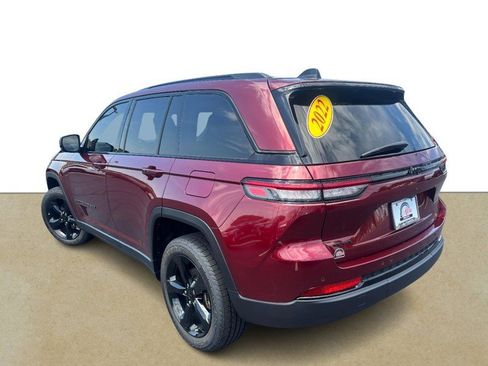 Used 2022 Jeep Grand Cherokee Altitude AWD/4WD image 6