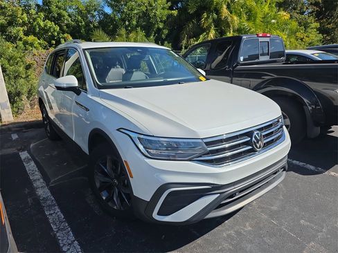 Used 2023 Volkswagen Tiguan SE w/ Panoramic Sunroof Package image 2