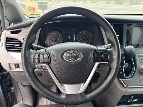 Used 2017 Toyota Sienna LE AWD/4WD image 35