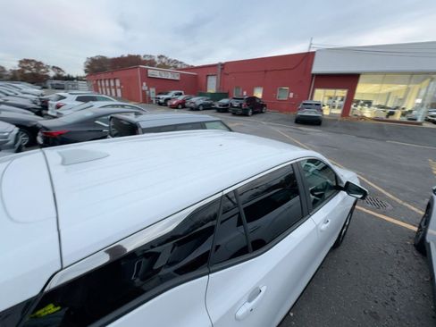 Used 2024 GMC Terrain SLE image 13