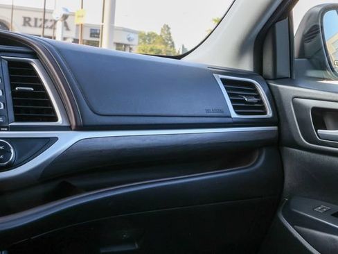 Used 2017 Toyota Highlander Limited AWD/4WD image 12