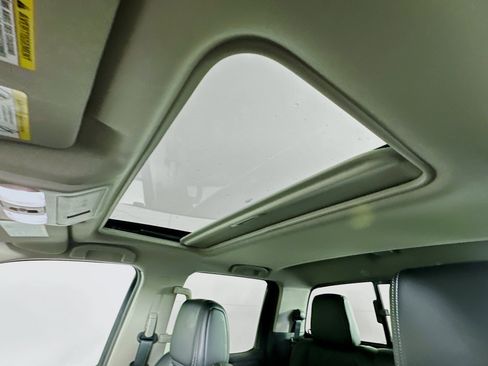 Used 2024 Nissan Frontier SL image 24