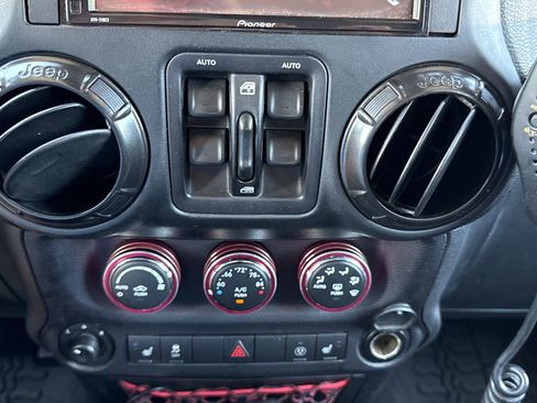 Used 2017 Jeep Wrangler Unlimited Rubicon AWD/4WD image 28