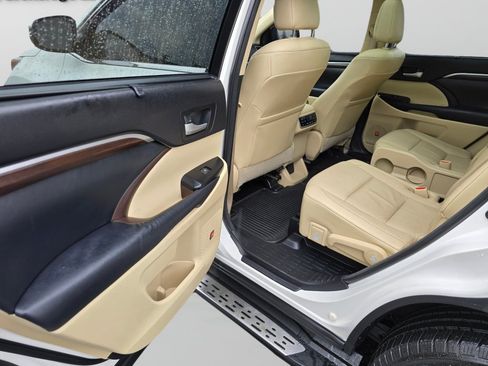 Used 2014 Toyota Highlander Limited Platinum AWD/4WD image 25