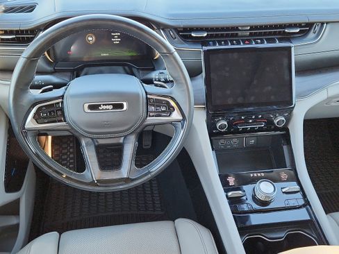 Used 2022 Jeep Grand Cherokee Overland w/ Advanced Protech Group III image 12