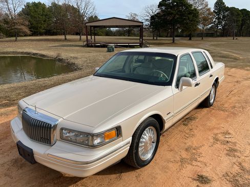 Used 1996 Lincoln Town Car Cartier image 4