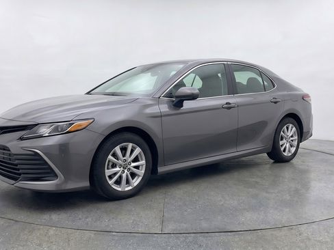 Used 2025 Toyota Camry LE image 3