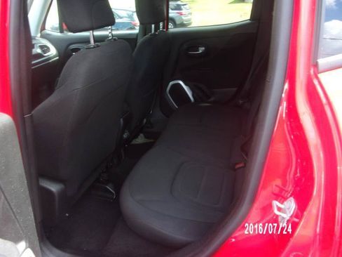 Used 2019 Jeep Renegade Latitude FWD image 8