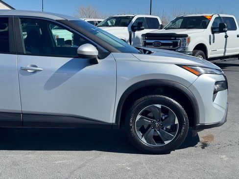 Used 2024 Nissan Rogue SV AWD/4WD image 4