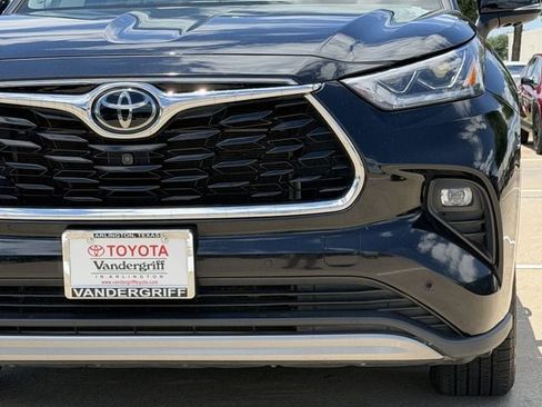 Used 2024 Toyota Highlander Platinum FWD image 9