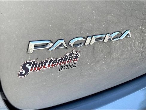 Used 2020 Chrysler Pacifica Touring-L w/ Tire & Wheel Group FWD image 26
