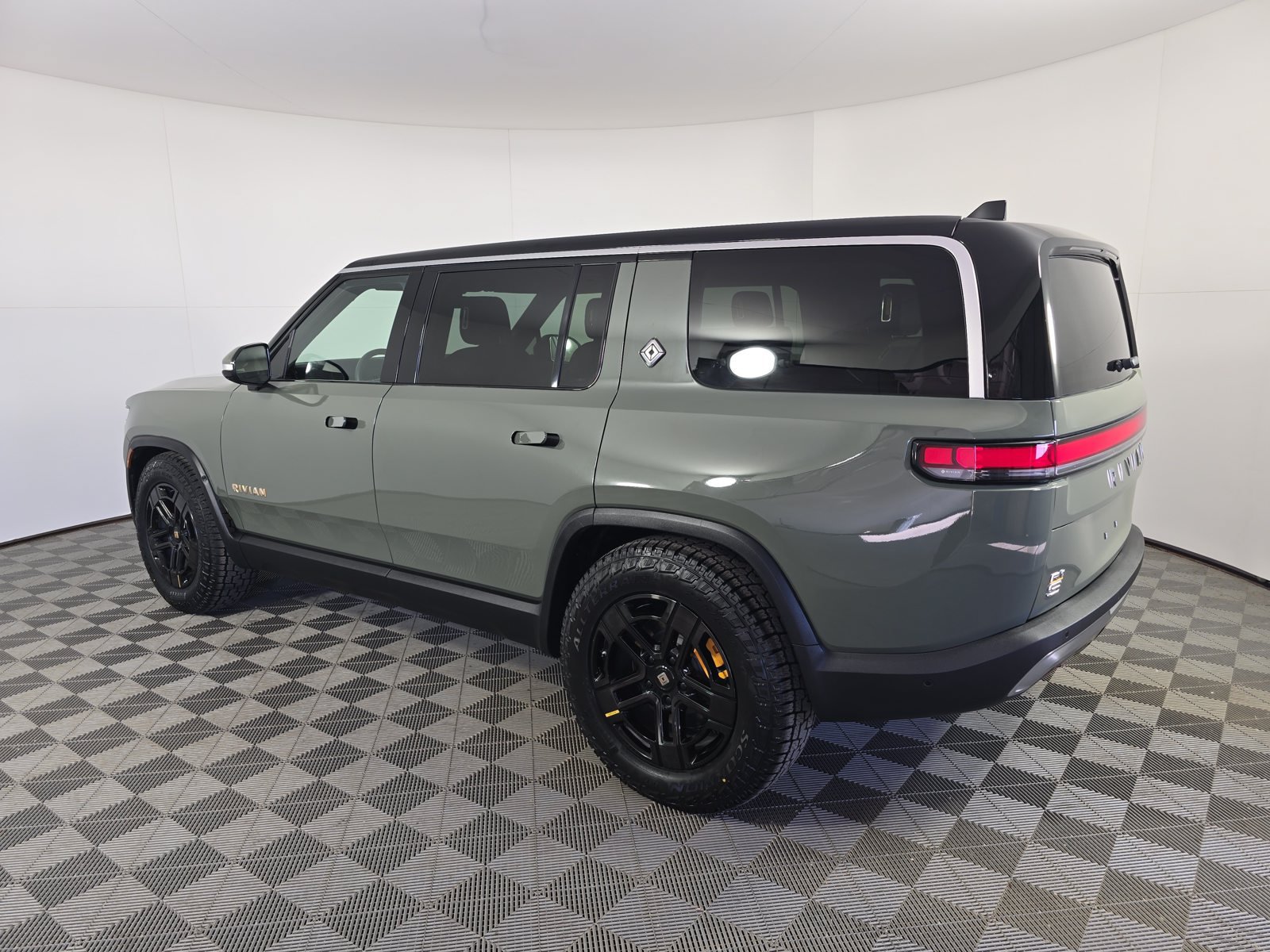 Used 2022 Rivian R1S Launch Edition Quad AWD/4WD image 3